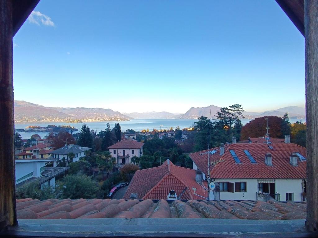 una vista da una finestra di una città con case di Chiara Loft a Stresa