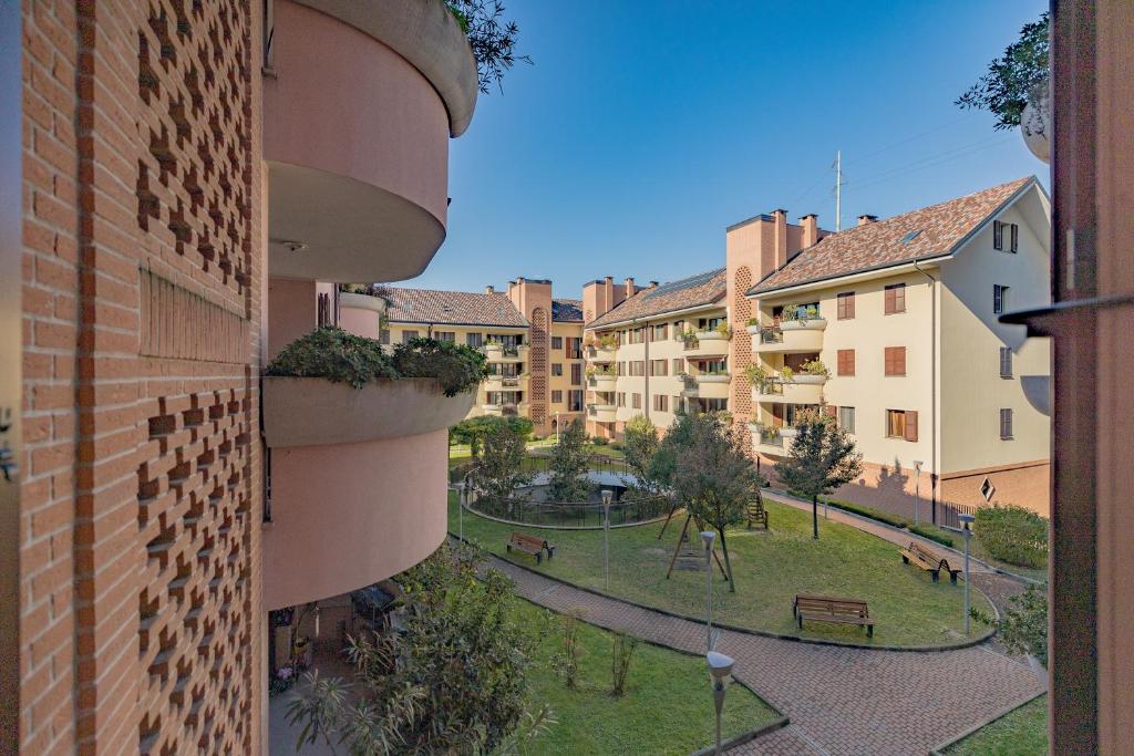 widok na park z budynku apartamentowego w obiekcie Milan Forum Camelia Guesthouse w mieście Assago