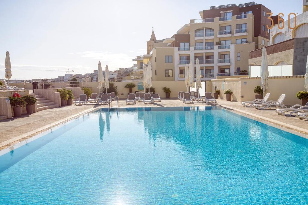 Bazén v ubytování Charming 2BR home w/access to pool in Marsaskala by 360 Estates nebo v jeho okolí