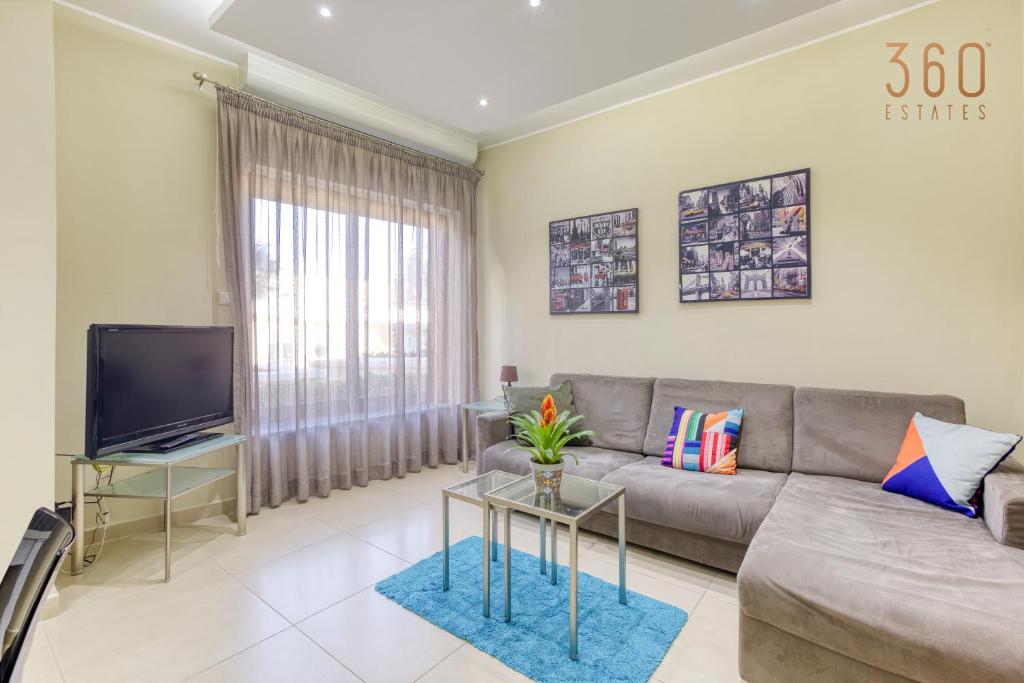 TV a/nebo společenská místnost v ubytování Charming 2BR home w/access to pool in Marsaskala by 360 Estates