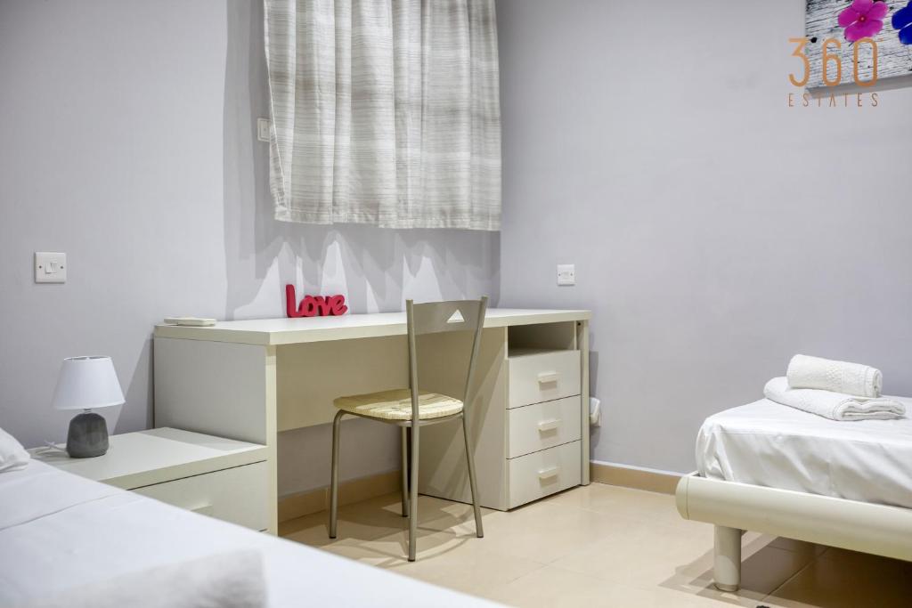 Postel nebo postele na pokoji v ubytování Charming 2BR home w/access to pool in Marsaskala by 360 Estates