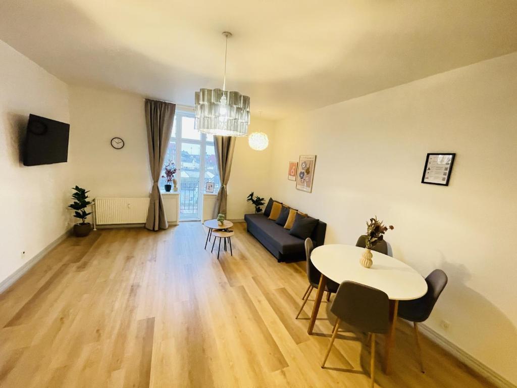 TV a/nebo společenská místnost v ubytování aday - The Swanky Suite