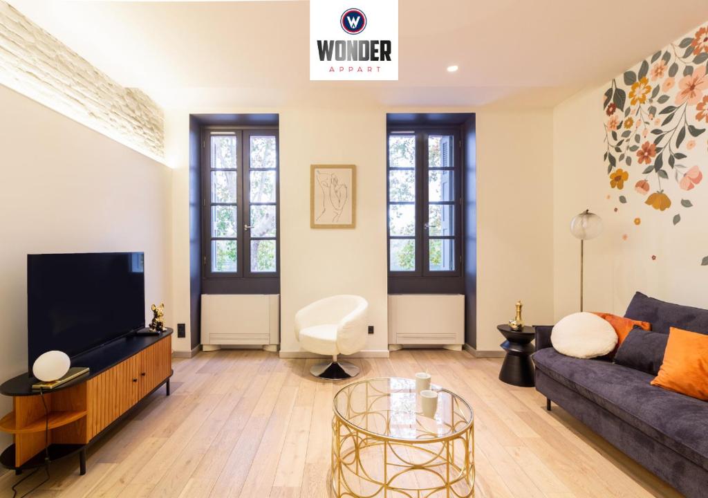 Wonder Appart' 402 - Vue sur Garonne في تولوز: غرفة معيشة مع أريكة وطاولة