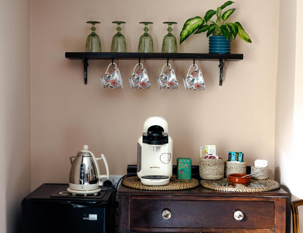 een tafel met een koffiezetapparaat op een dressoir bij Anne Boleyn’s Escape in Deal