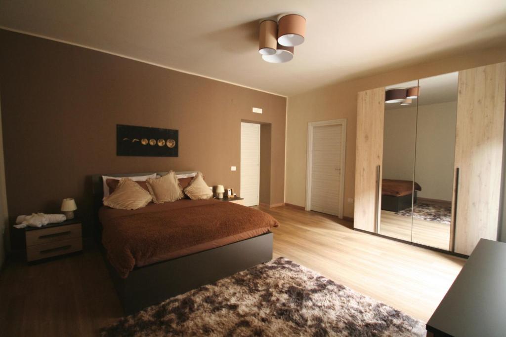 1 dormitorio con cama y espejo grande en Casa Vacanze Oikia-Girasole, en Nápoles