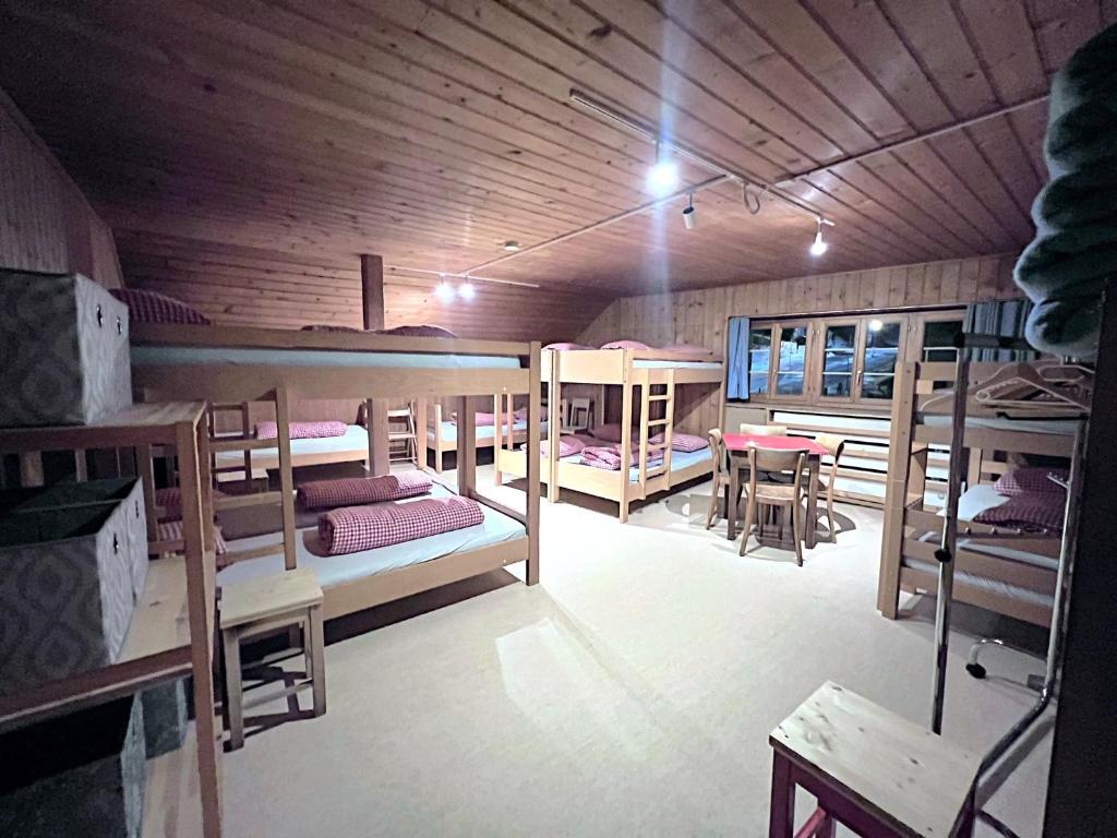 Postel nebo postele na pokoji v ubytování Jugendherberge Hospental