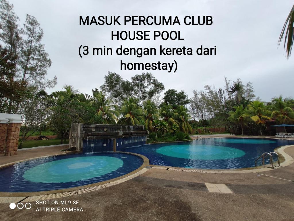 een zwembad bij masik pereanu club house pool min caravan houder bij Pool Smart Tv Wifi 3 aircond room Jitra Kolej Height Utara in Jitra