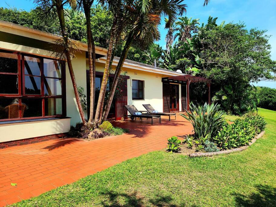 ein Haus mit einer Terrasse mit einer Bank im Hof in der Unterkunft Villa P12 - Selborne Golf Estate in Pennington