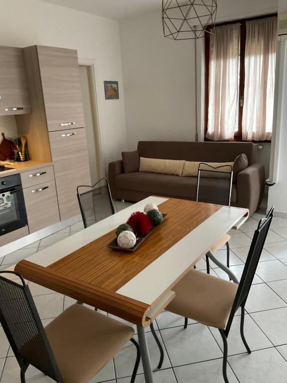a kitchen and living room with a table and chairs at Appartamento Repubblica 2 in Prato