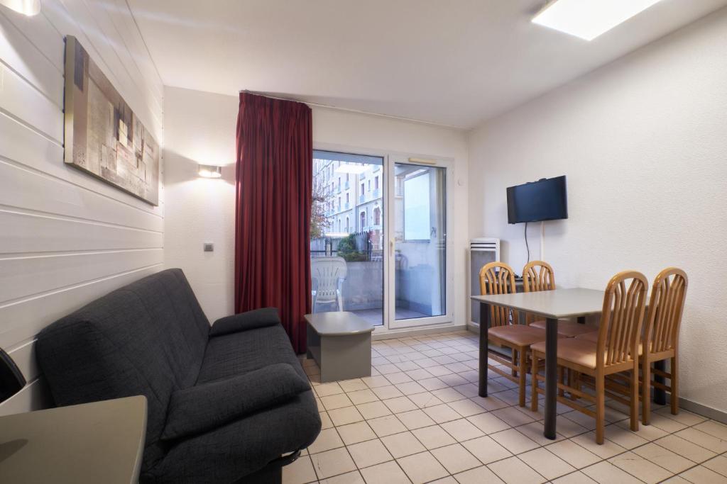 un salon avec un canapé et une table dans l'établissement Bulle enchantée lac et montagne, à Allevard