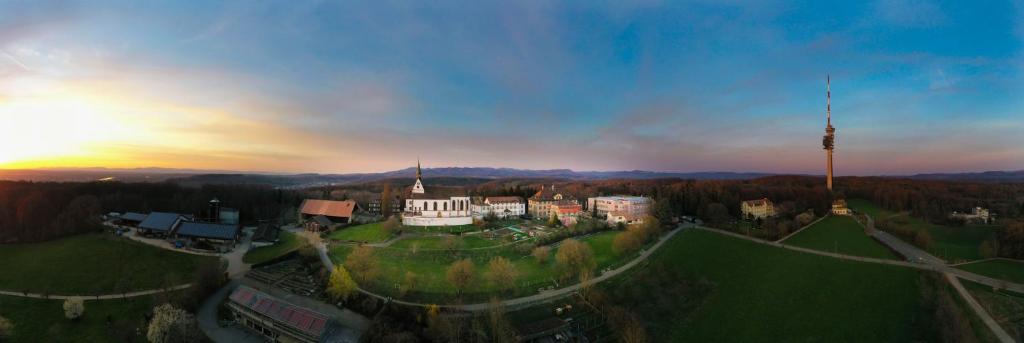 una vista aerea di un grande edificio su una collina di Chrischona Berg a Bettingen