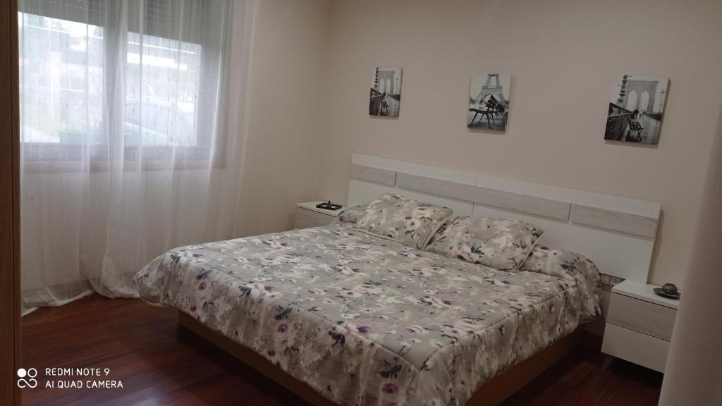 - une petite chambre avec un lit et une fenêtre dans l'établissement A Eira de Salvador, à Portas
