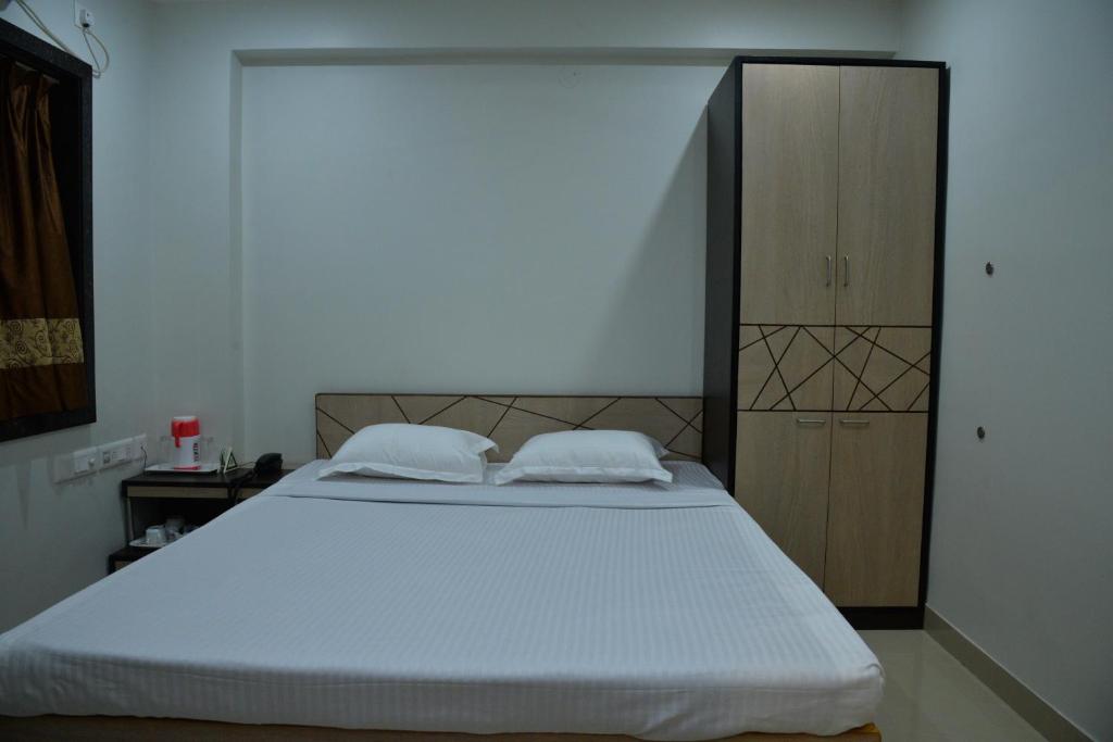 Postel nebo postele na pokoji v ubytování Reliable Inn