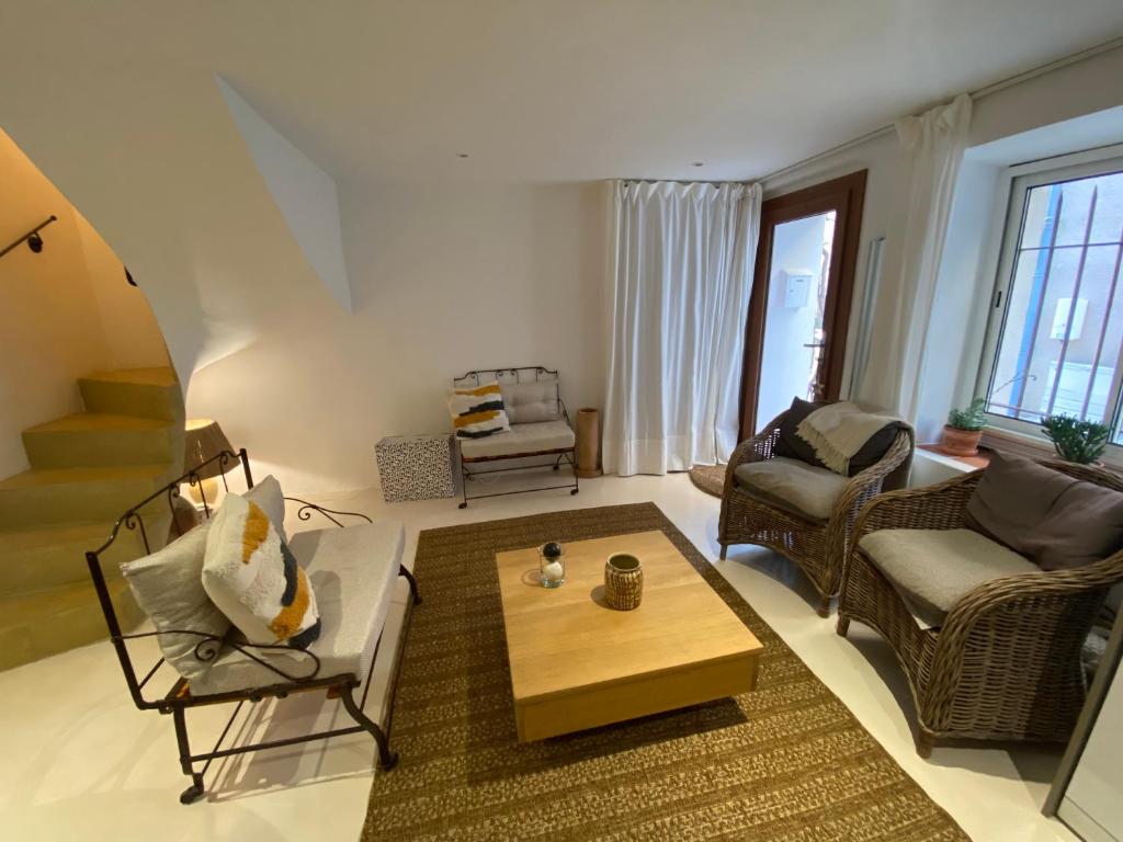 un salon avec un canapé et une table basse dans l'établissement Maison au coeur du village, au Plan-de-la-Tour