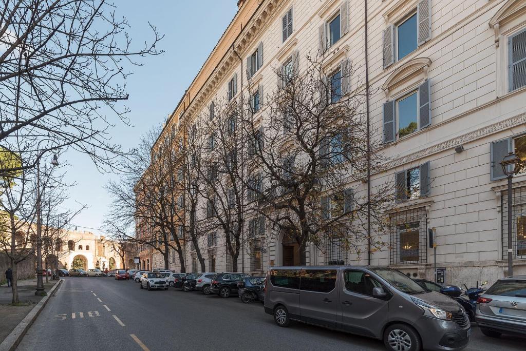 uma rua com carros estacionados em frente a um edifício em 900 Apartments Veneto & Pinciana em Roma