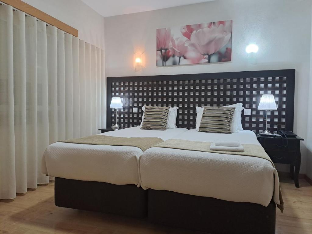 Ein Bett oder Betten in einem Zimmer der Unterkunft Hotel SQUARE