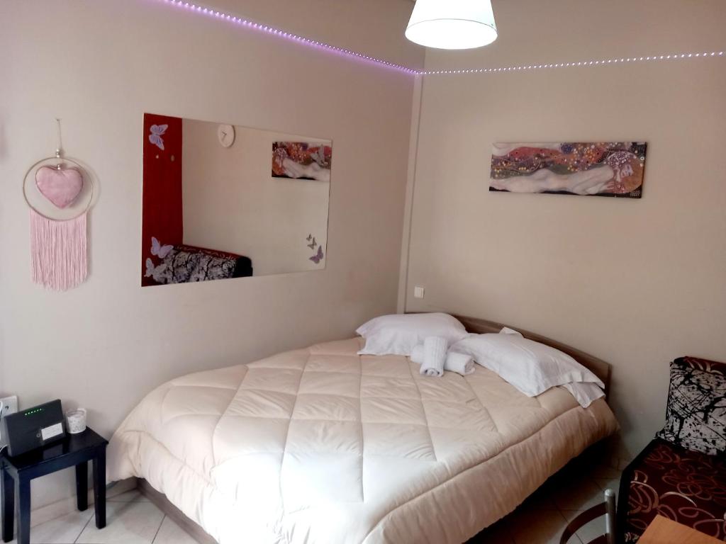 um quarto com uma cama branca num quarto em Studio near University of Thessaly em Lárissa
