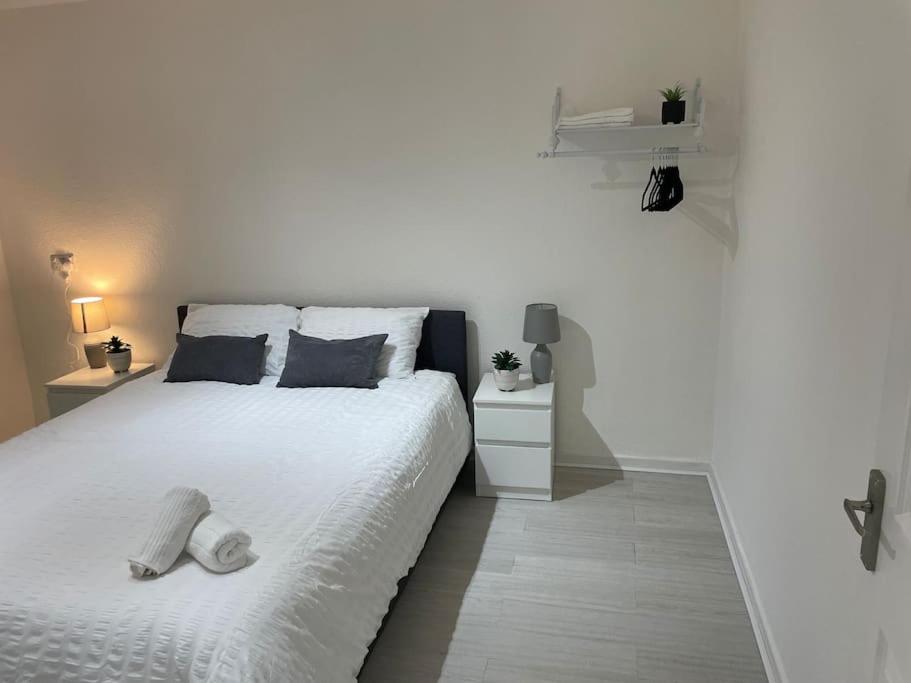 um quarto com uma cama branca com duas toalhas em Belfast Chic: Elegant 2BR Sleeps 5, Prime Location em Belfast