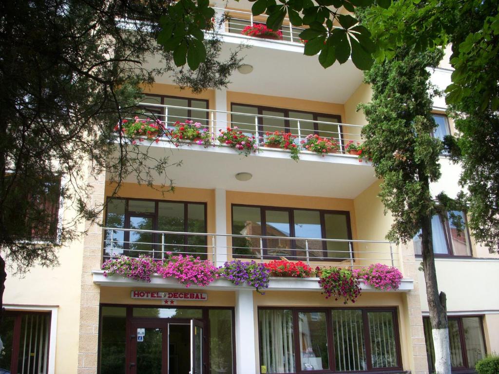 un edificio con flores en los balcones en Hotel Decebal, en Brasov