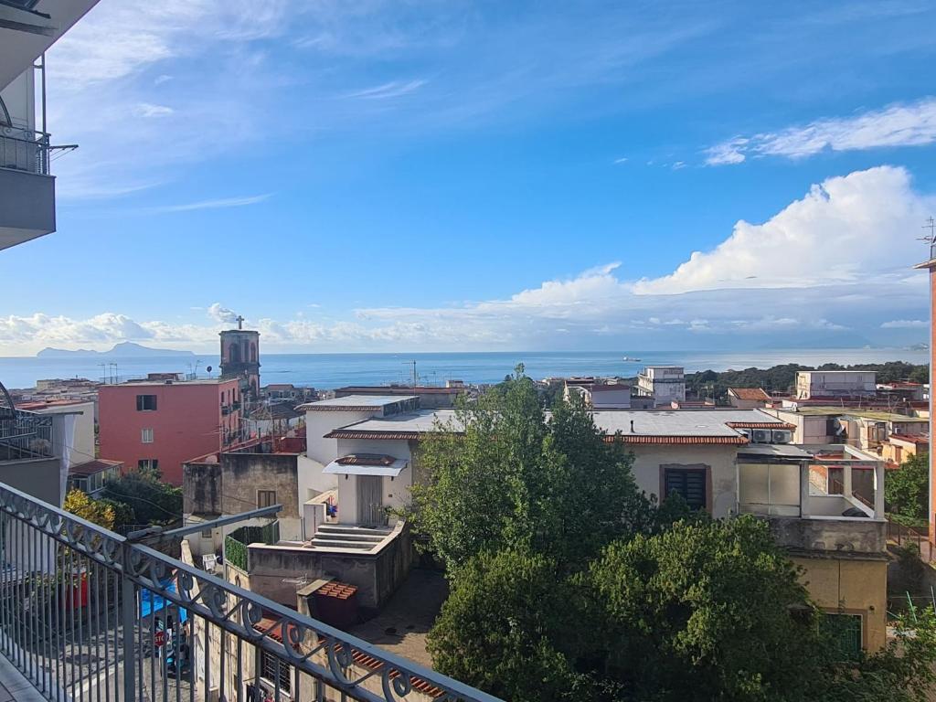 einen Blick auf eine Stadt mit dem Meer im Hintergrund in der Unterkunft La Finestra Sul Golfo in Ercolano