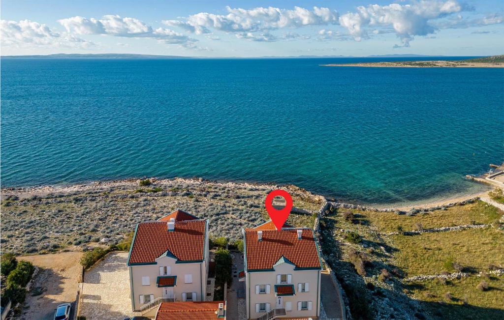 een luchtzicht op een huis met een rood dak bij Vila Sidro in Košljun