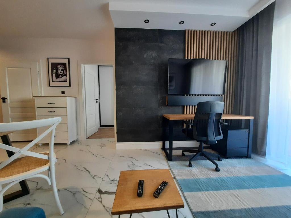 Телевизор и/или развлекательный центр в Szymborskiej 2 Centrum z parkingiem podziemnym Apartamenty LUNA Bialystok