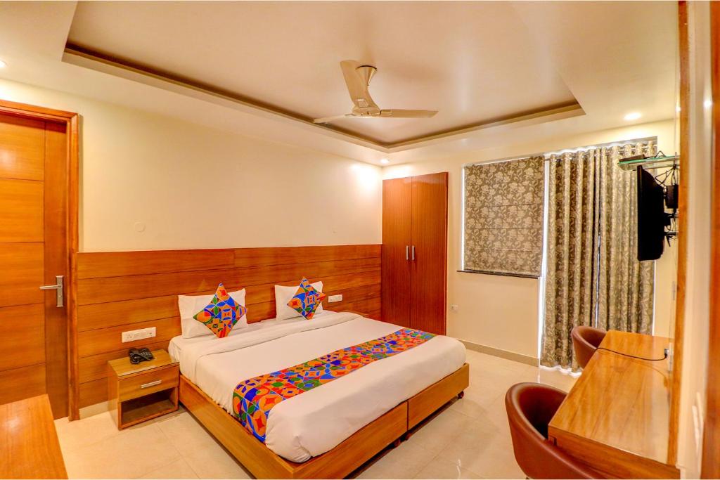 sypialnia z dużym łóżkiem w pokoju w obiekcie Hotel Aroma Residency Premium 47 Corporate,Family,Friendly,Couple Friendly Near - Unitech Cyber Park & IKEA w mieście Gurgaon