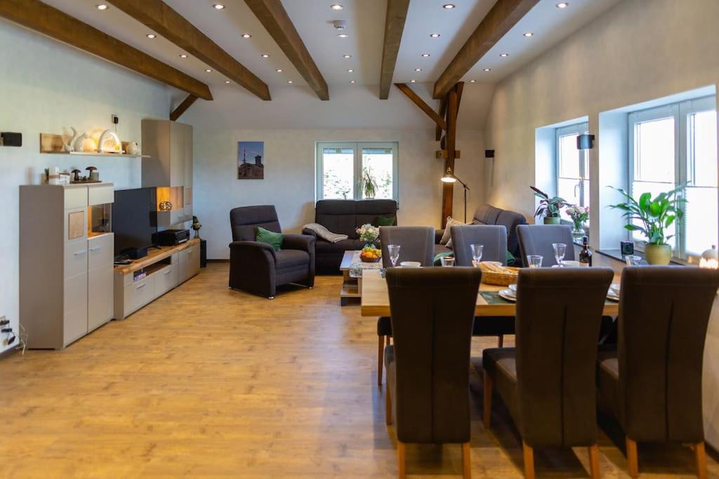 ein Wohnzimmer mit Tisch und ein Esszimmer in der Unterkunft Ferienwohnung Harzliebe - am Fuße des Brocken in Wernigerode