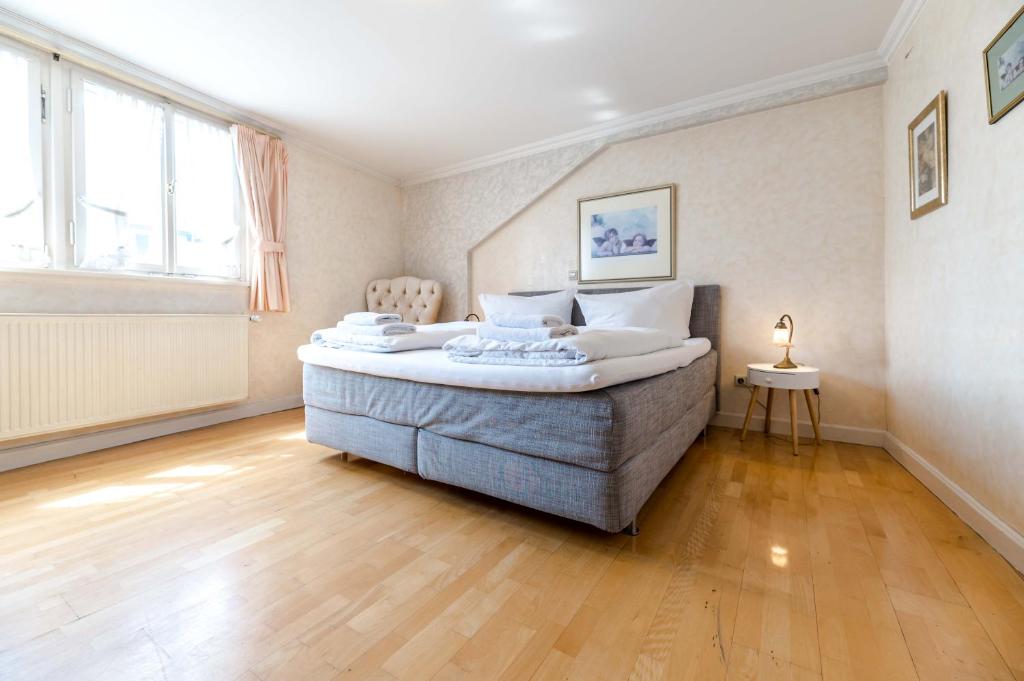 a bedroom with a large bed in a room at Hotel Leone d´Oro in Heidelberg