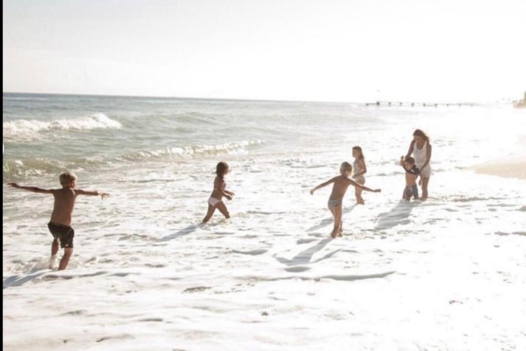 ミハス・コスタにあるMijas Costa - Beachside Apartmentの海水浴場で遊ぶ子供たち