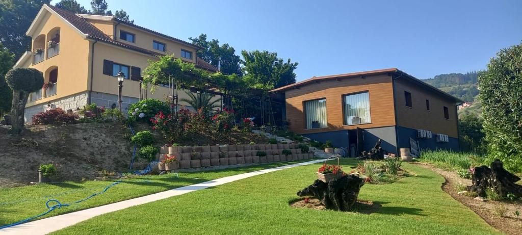 ein Haus auf einem Hügel mit einem Hof in der Unterkunft Sonho Verde by LovelyStay in Ribeira de Pena