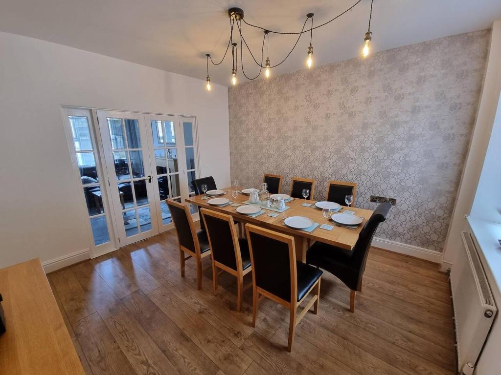 - une salle à manger avec une table et des chaises dans l'établissement Charming & Spacious for 8 Near Town & Hills, à Buxton