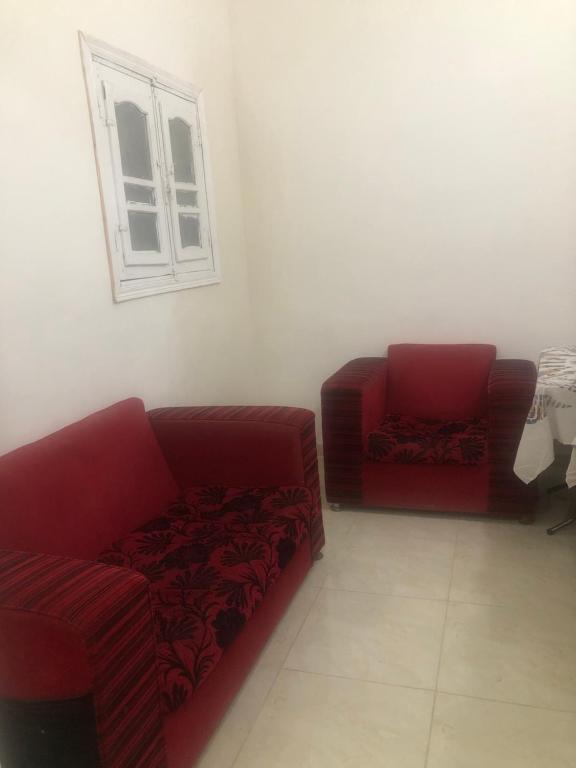 sala de estar con sofá y silla en برنس en Marsa Matruh