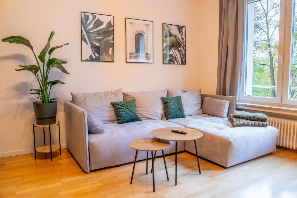 a living room with a couch and a table at Zentrale Wohnung fußläufig zu Weser und Innenstadt in Bremen