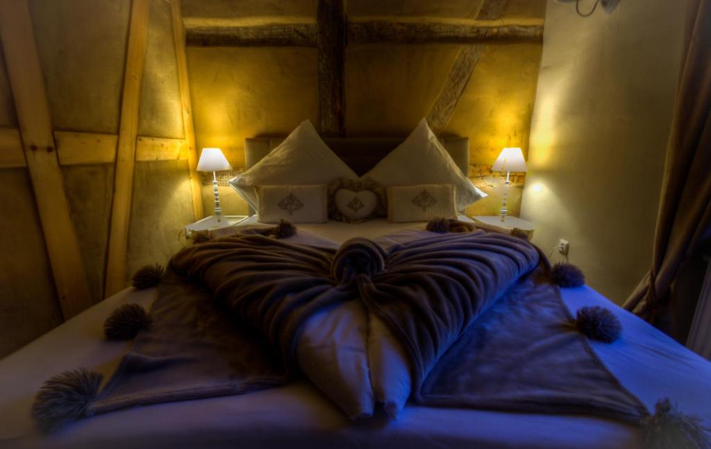 Postel nebo postele na pokoji v ubytování Schmidtalien Schlemmen und Schlummern
