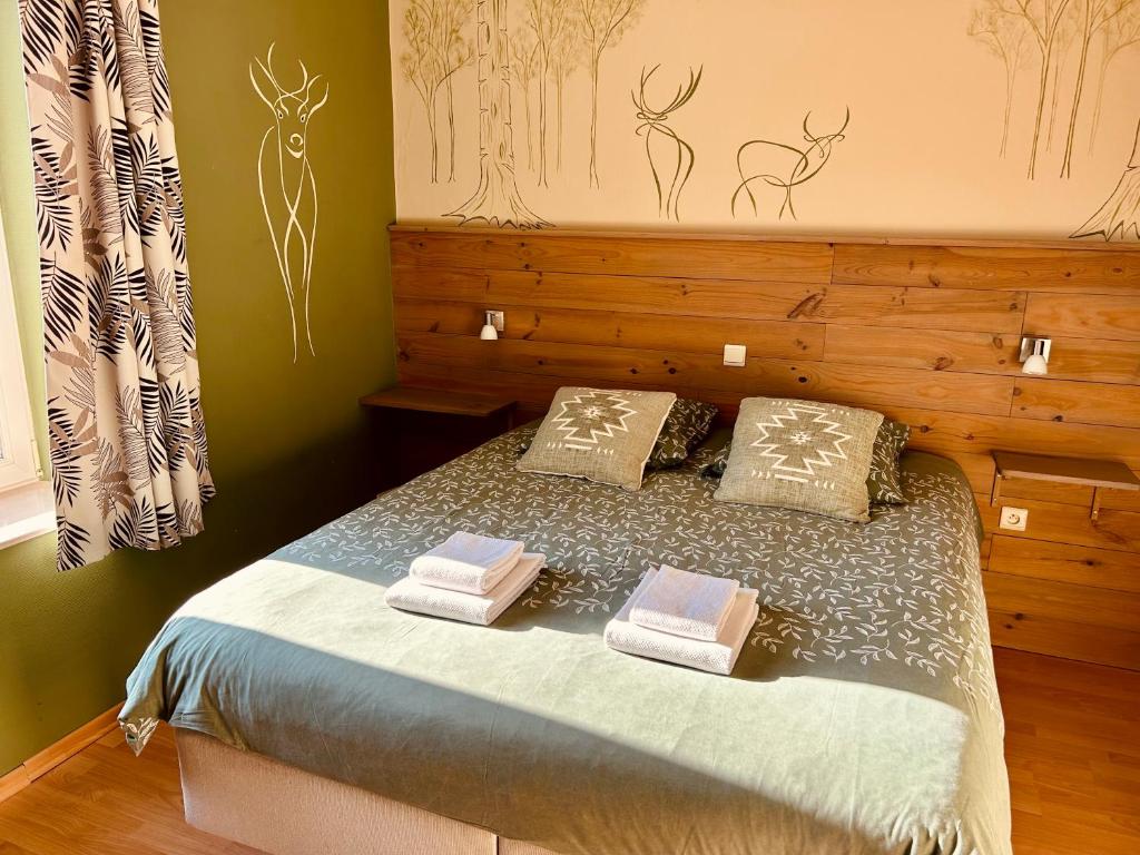 1 dormitorio con 1 cama con 3 toallas en Taos B&B en Vresse-sur-Semois