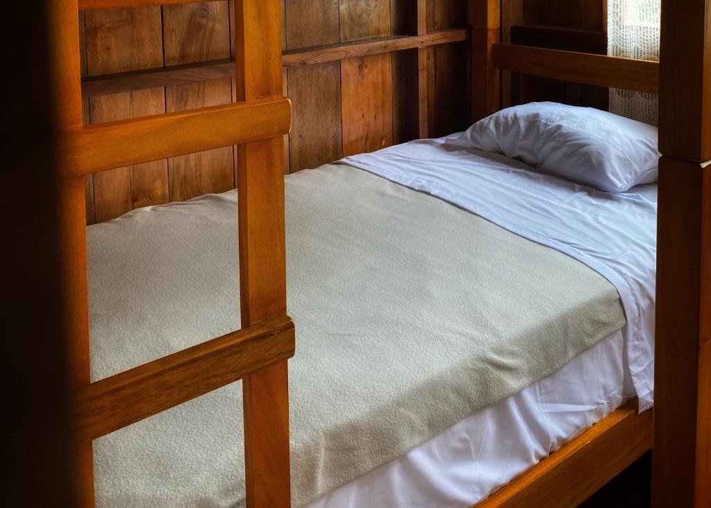 Postel nebo postele na pokoji v ubytování Inti Mindo Hostel