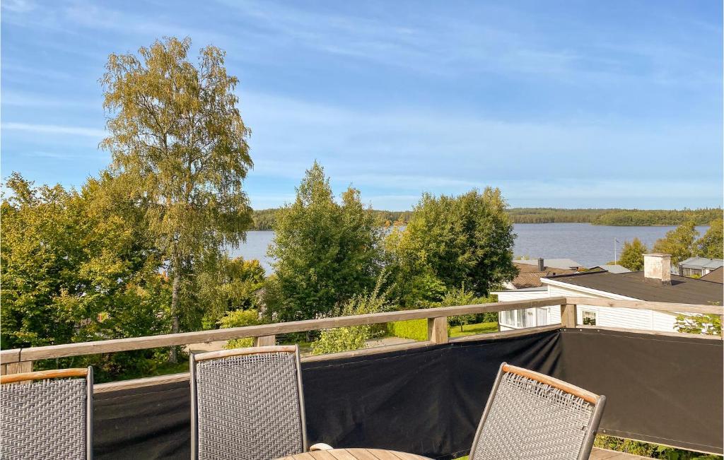 uma varanda com cadeiras e vista para um lago em Gorgeous Home In Nssj With House Sea View em Nässjö