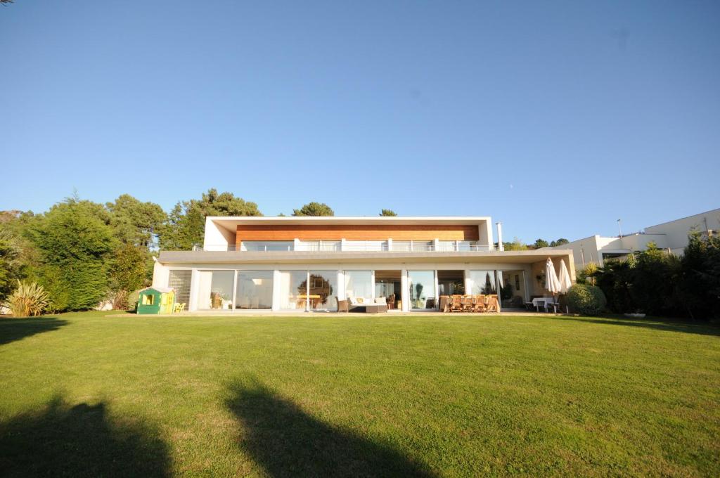 una casa grande con un gran césped delante de ella en Villa 257, en Caminha