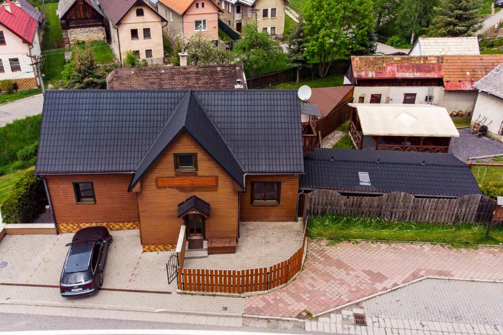 un modelo de una casa con un coche delante de ella en Chata Východná, en Východná