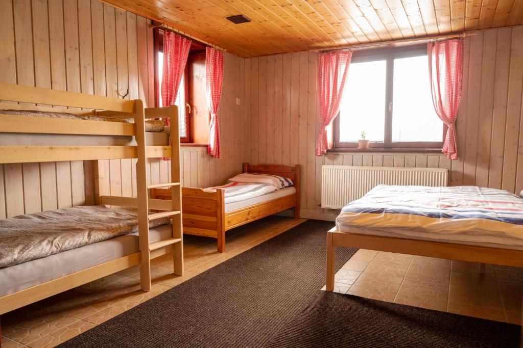 Postel nebo postele na pokoji v ubytování Chata Východná