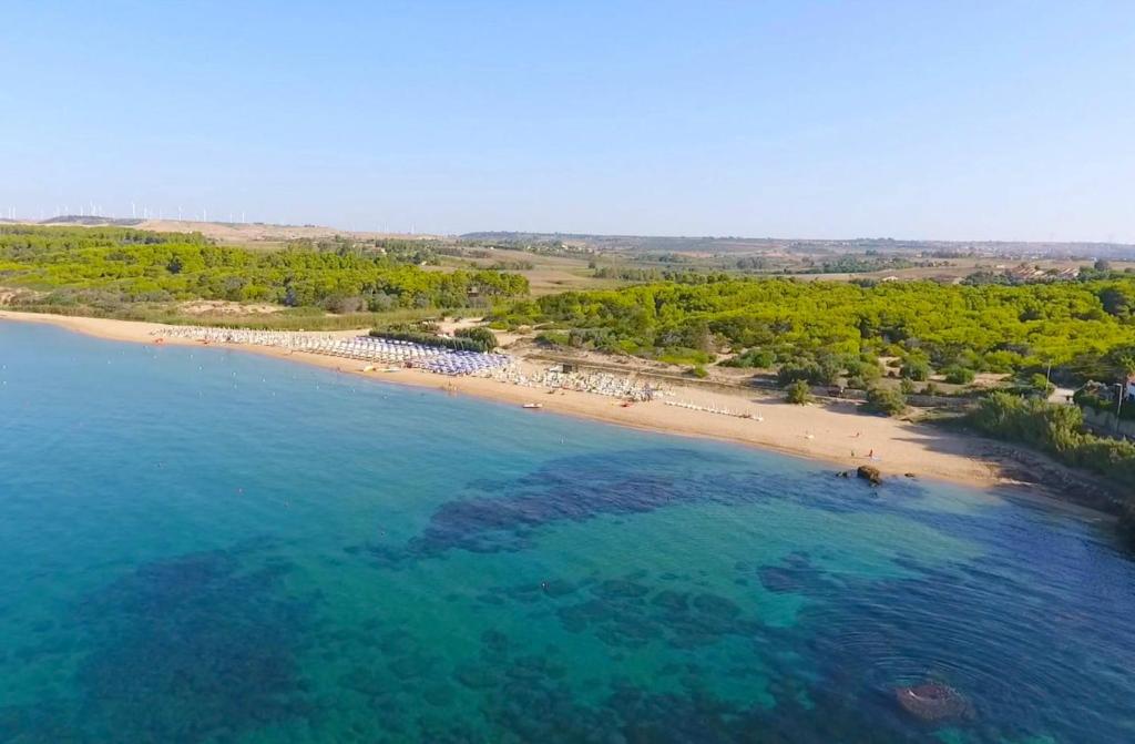 uma vista aérea de uma praia com um grupo de pessoas em Villaggio Club Baia Dei Gigli em Casa dello Stumio