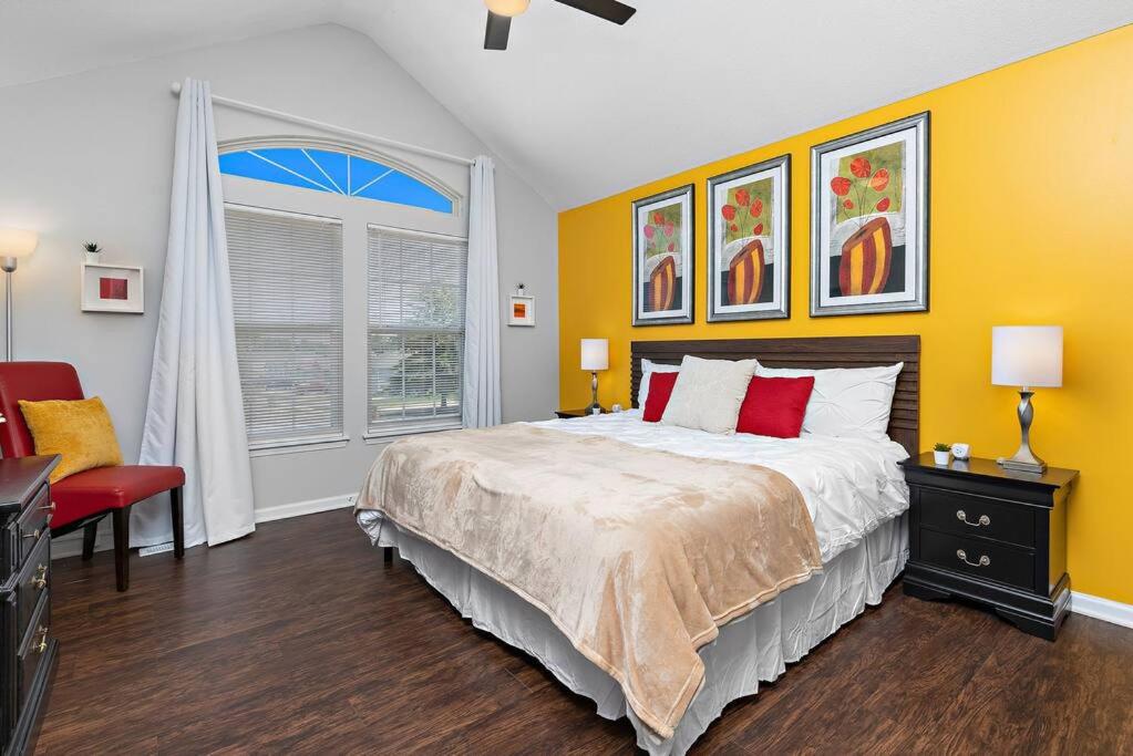 Afbeelding uit fotogalerij van Deluxe Paradise - 3 King Beds + Fast Wifi + FREE Parking in Raymore