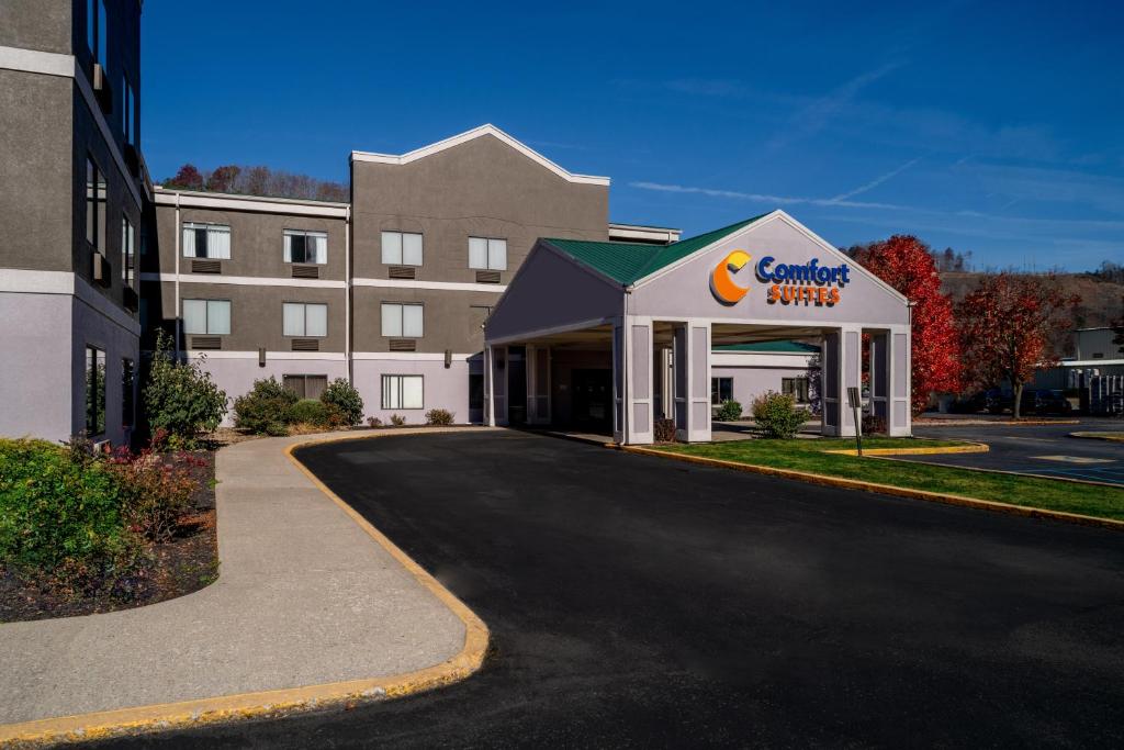 un edificio con una firma de escritores de Carolina delante de él en Comfort Suites Prestonsburg West, en Prestonsburg