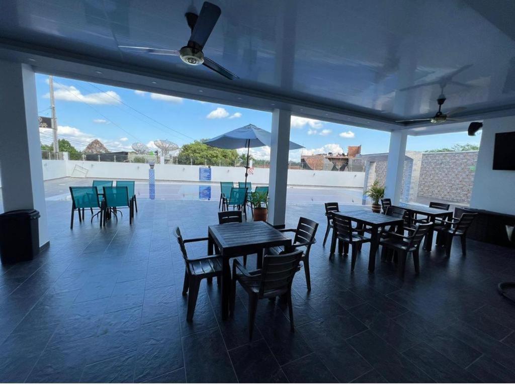 Výhled na řeku, která protéká v blízkosti hotelu