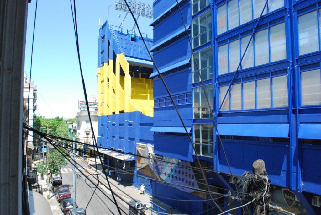 un edificio blu e giallo sul lato di una strada di Lunfardo Boquense a Buenos Aires