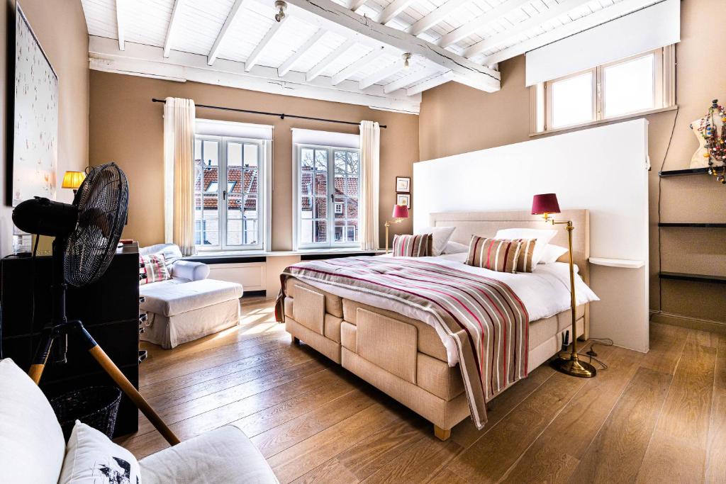 - une chambre avec un lit et une grande fenêtre dans l'établissement Maison Amodio, à Bruges