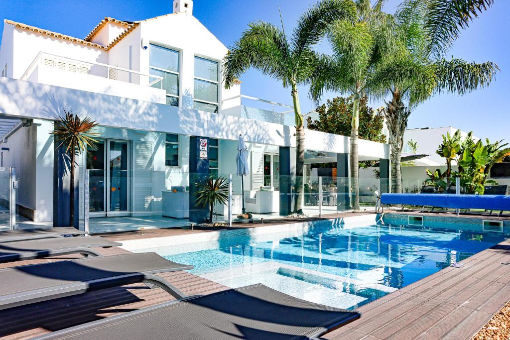 een zwembad voor een huis bij Villa Stefy by Bedzy in Galé
