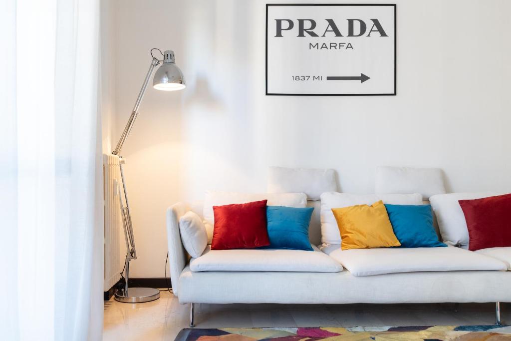un soggiorno con divano bianco e cuscini colorati di Duomo-Fondazione Prada 10 min with M3- Large with veranda a Milano