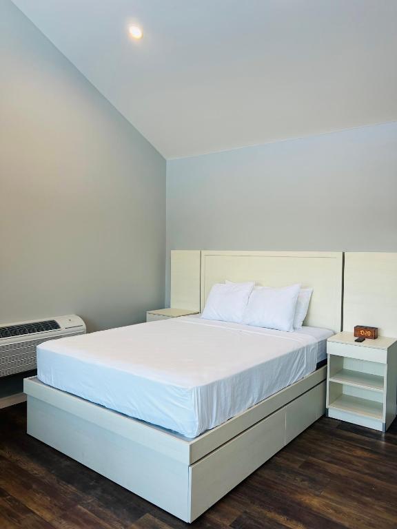 1 dormitorio con 1 cama blanca y 1 colchón blanco en EXPLORE: Munising Alger Falls, en Munising